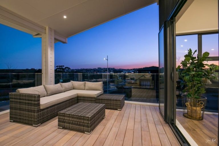 Photo of property in 21 Longshore Drive, Long Bay, Auckland, 0630