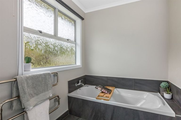 Photo of property in 23 Paekakariki Hill Road, Pauatahanui, Porirua, 5381