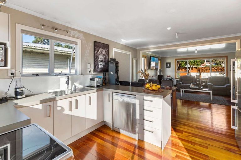 Photo of property in 9 Endeavour Street, Marfell, New Plymouth, 4310