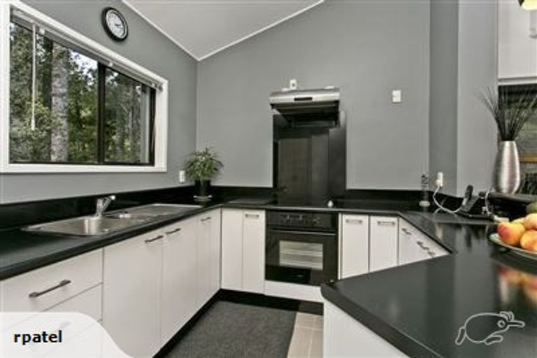 Photo of property in 1/9a Wyvern Place, Glenfield, Auckland, 0629