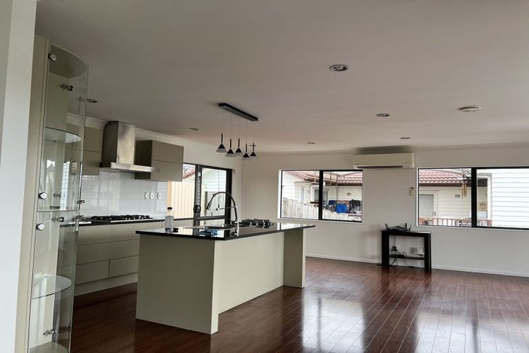 Photo of property in 11 Bangla Place, Massey, Auckland, 0614