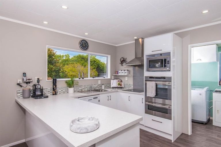 Photo of property in 11 Maraval Crescent, Grenada Village, Wellington, 6037