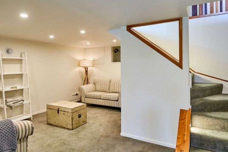 Photo of property in 42 Pukatea Street, Eastbourne, Lower Hutt, 5013