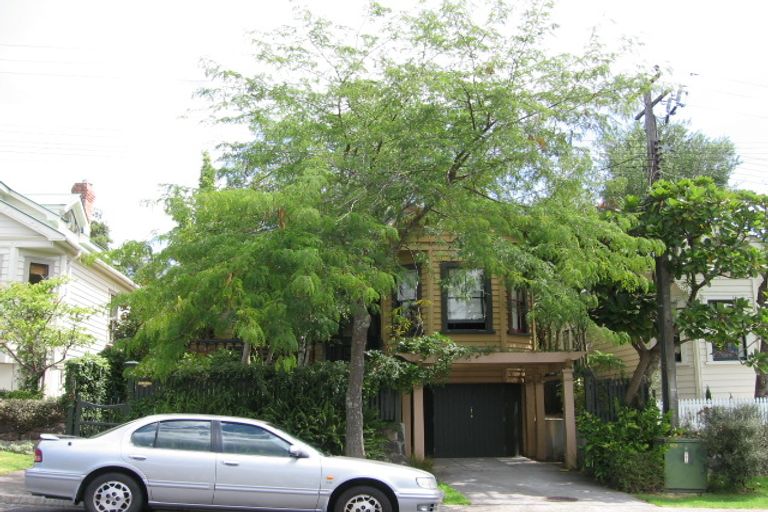 Photo of property in 23 Roslyn Terrace, Stanley Point, Auckland, 0624