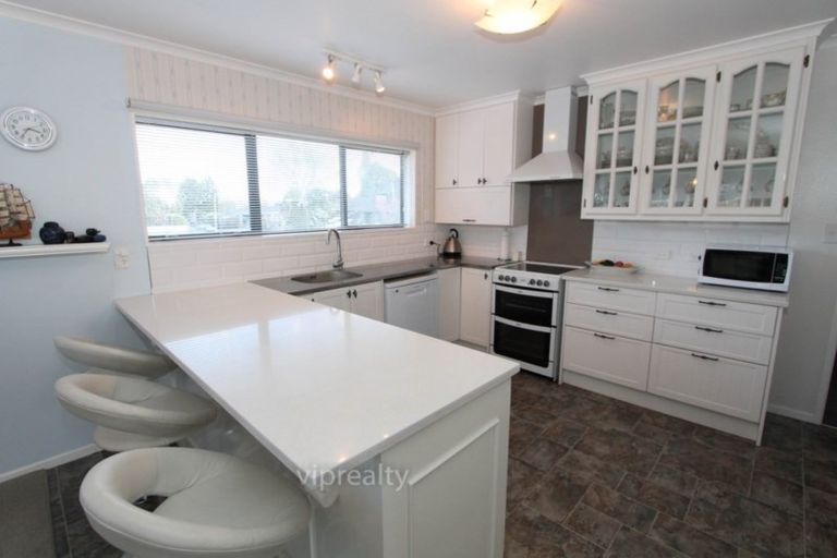 Photo of property in 2 Leo Place, Kawaha Point, Rotorua, 3010