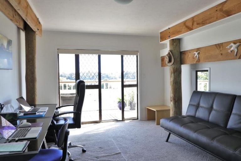 Photo of property in 38 Waterview Road, Stanley Point, Auckland, 0624