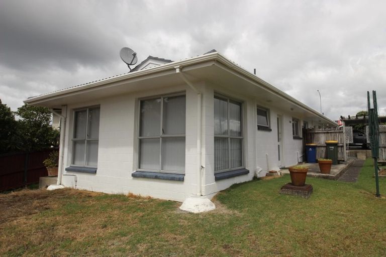 Photo of property in 2/587 Glenfield Road, Totara Vale, Auckland, 0629