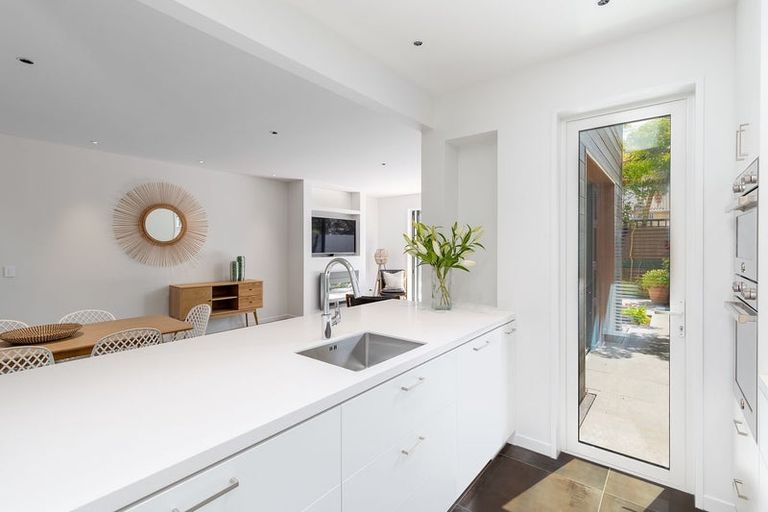 Photo of property in 93 Holly Road, St Albans, Christchurch, 8014