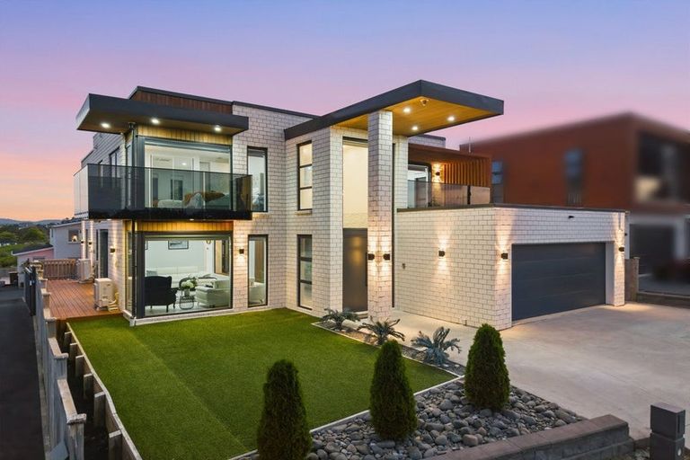 Photo of property in 7d Babich Road, Henderson Valley, Auckland, 0614