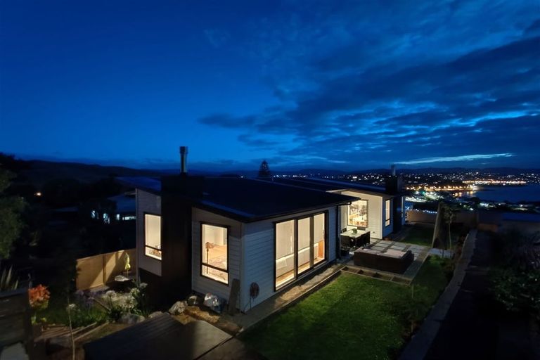 Photo of property in 8 The Track, Plimmerton, Porirua, 5026