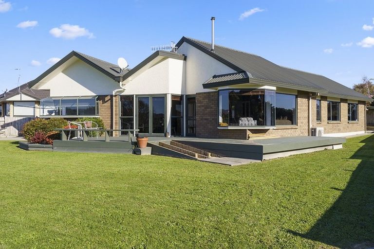 Photo of property in 4 Jasmine Place, Fitzherbert, Palmerston North, 4410