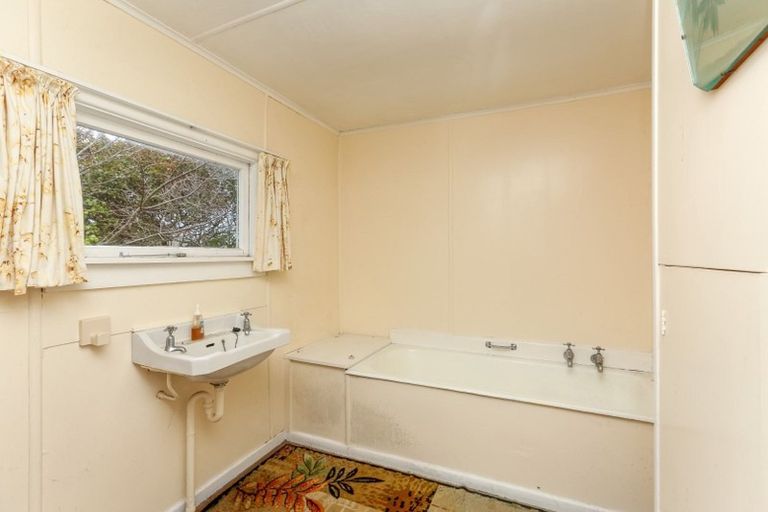 Photo of property in 33 Tarahua Road, Vogeltown, New Plymouth, 4310