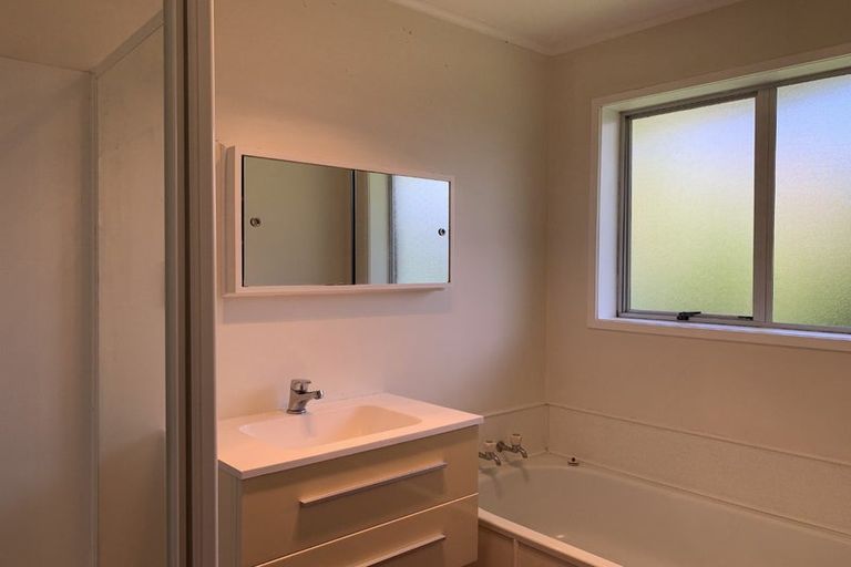 Photo of property in 10 Ciprian Place, Henderson, Auckland, 0612