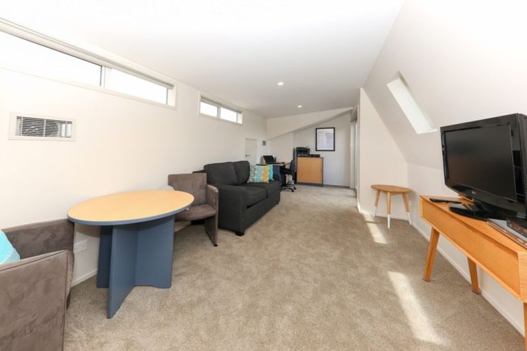 Photo of property in 2/19 Seaview Avenue, Northcote, Auckland, 0627