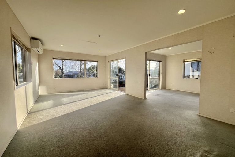 Photo of property in 2 Birchlea Rise, Goodwood Heights, Auckland, 2105