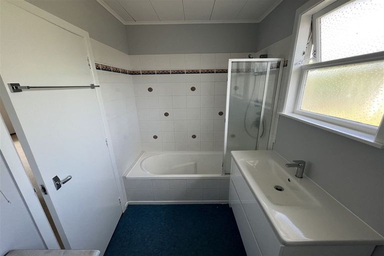 Photo of property in 16 Bayside Avenue, Te Atatu Peninsula, Auckland, 0610