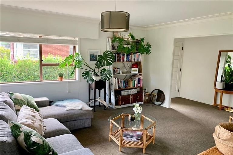 Photo of property in 27 Wainui Avenue, Point Chevalier, Auckland, 1022