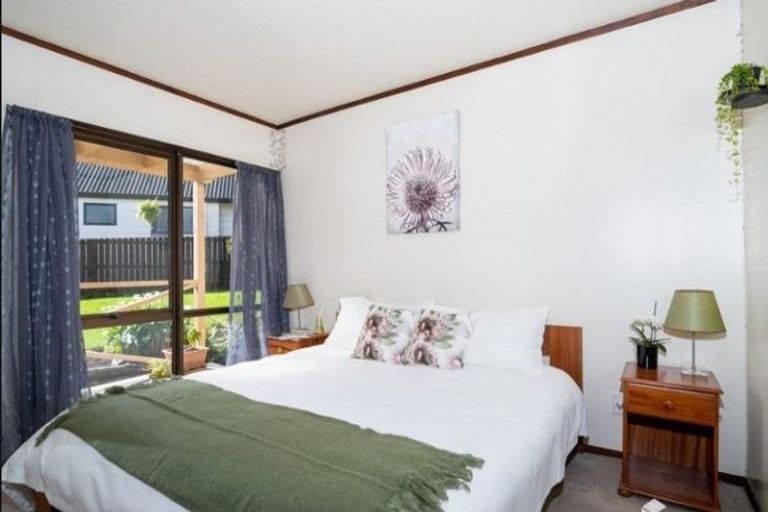 Photo of property in 18 Woodhouse Place, West Harbour, Auckland, 0618