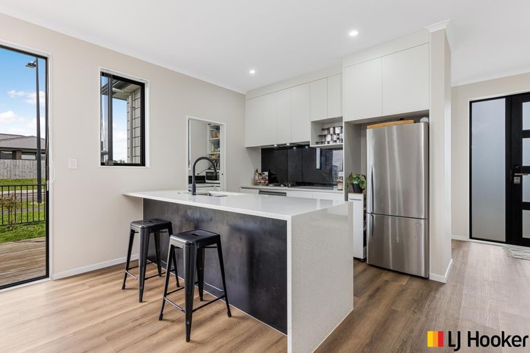 Photo of property in 2 Poutawa Lane, Clarks Beach, 2122