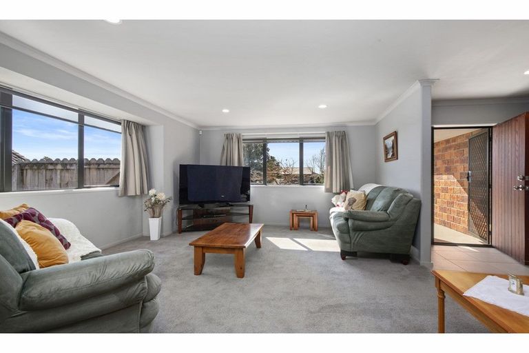 Photo of property in 8 Logan Place, Waiuku, 2123