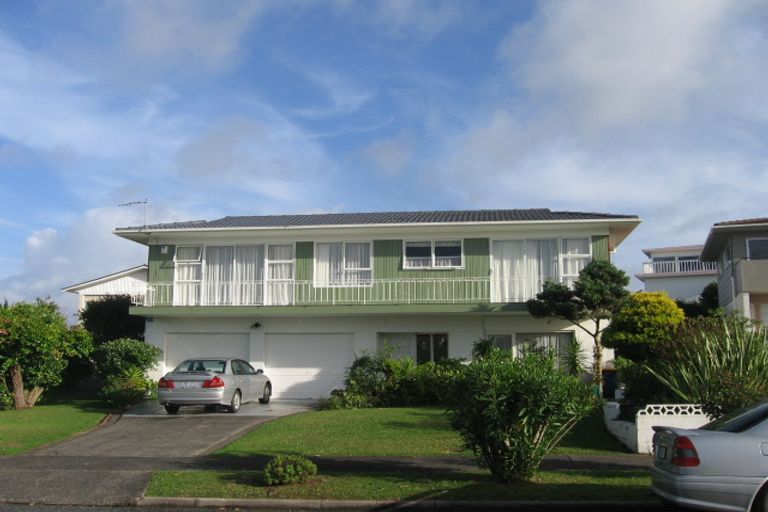 Photo of property in 28 Chatswood Grove, Chatswood, Auckland, 0626