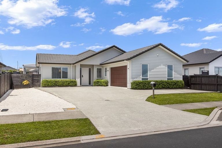 Photo of property in 9 Walter Ruddock Avenue, Kumeu, 0810