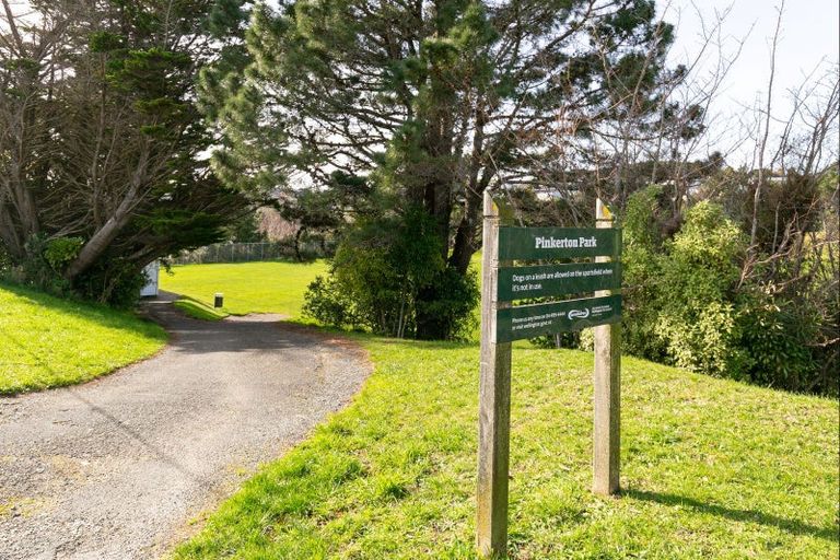 Photo of property in 11a Pinkerton Grove, Newlands, Wellington, 6037