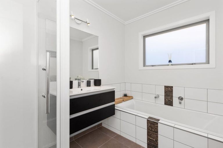 Photo of property in 66 Eriksen Road, Te Awa, Napier, 4110