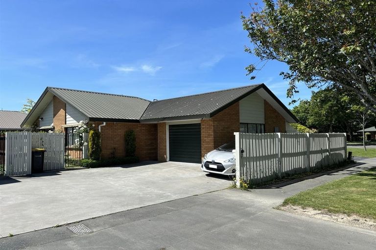 Photo of property in 2/1 Brockhall Lane, Avonhead, Christchurch, 8042