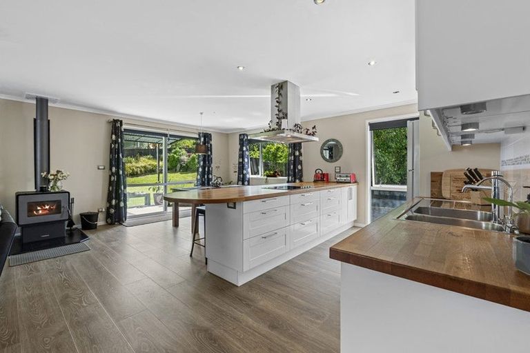 Photo of property in 16 Gavinike Place, Waimauku, 0812