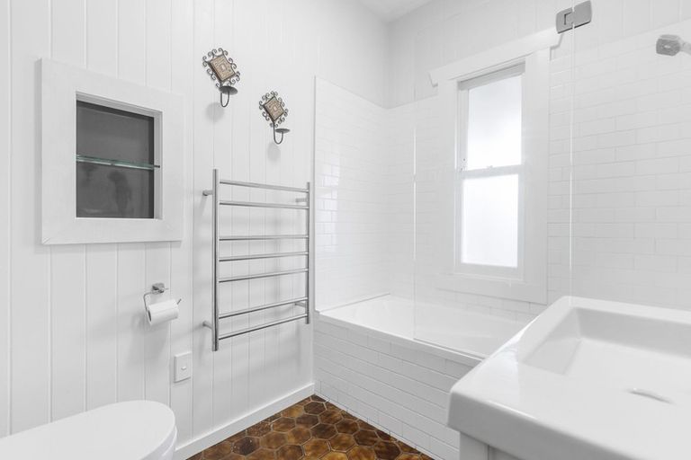 Photo of property in 4078a Great North Road, Glen Eden, Auckland, 0602