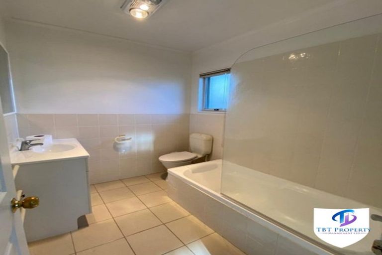 Photo of property in 11 Andover Way, Goodwood Heights, Auckland, 2105