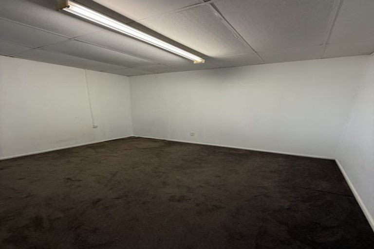 Photo of property in 9/80 Bruce Mclaren Road, Henderson, Auckland, 0612