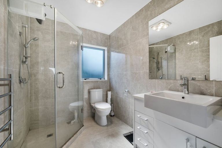 Photo of property in 6 Jammen Drive, Massey, Auckland, 0614