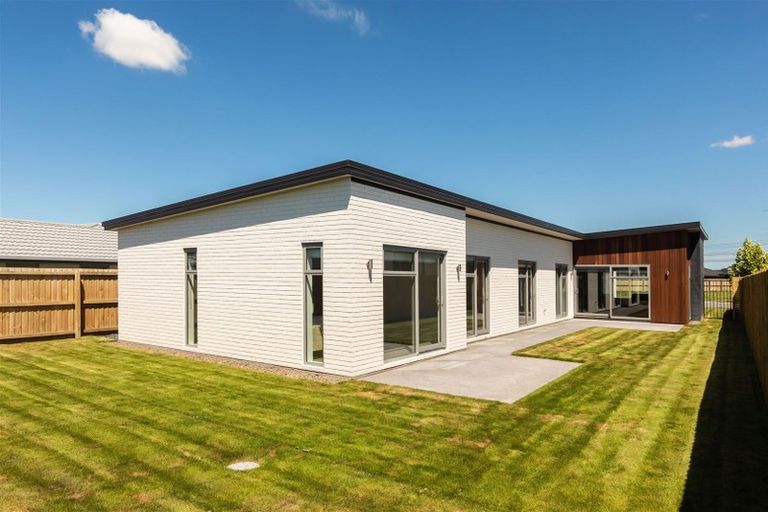 Photo of property in 11 Loch Tanna Way, Broomfield, Christchurch, 8042