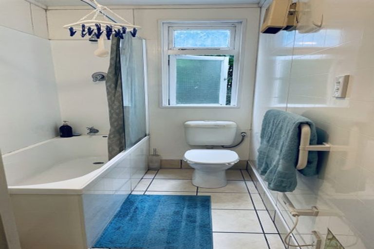 Photo of property in 16 Queens Drive, Kilbirnie, Wellington, 6022