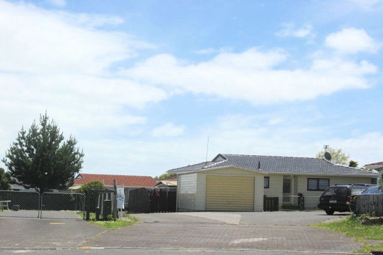 Photo of property in 16 De Bloge Place, Clendon Park, Auckland, 2103