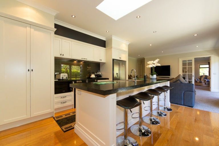 Photo of property in 12 Oak Place, Poraiti, Napier, 4112