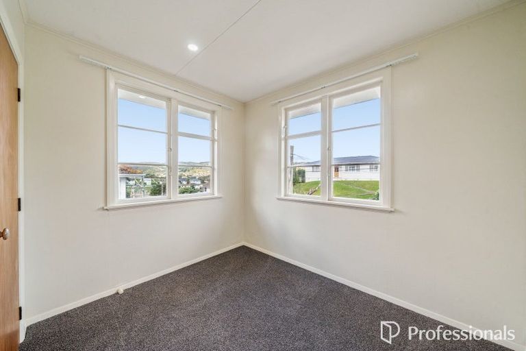 Photo of property in 1 Wakefield Terrace, Tawa, Wellington, 5028