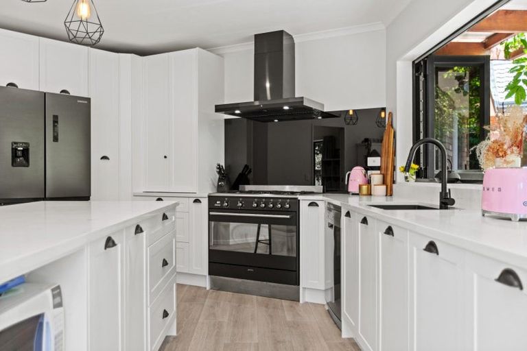 Photo of property in 6 Runanga Grove, Waikanae, 5036