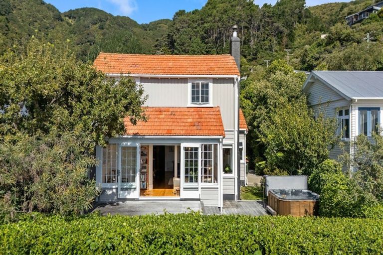 Photo of property in 4 Manuka Terrace, Eastbourne, Lower Hutt, 5013