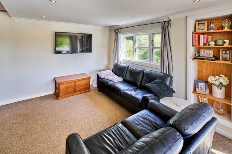Photo of property in 33 Wyndham Road, Pinehaven, Upper Hutt, 5019