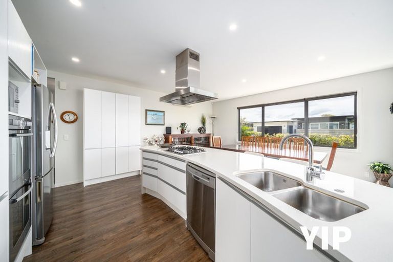 Photo of property in 14 Cromwell Point, Newlands, Wellington, 6037