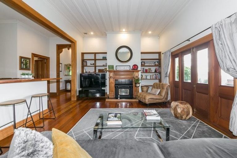 Photo of property in 6 Milton Road, Bluff Hill, Napier, 4110