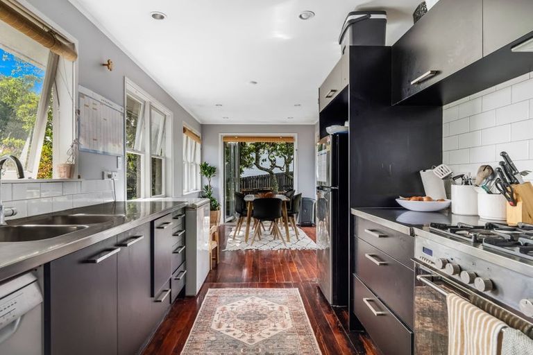 Photo of property in 10 Awaroa Road, Sunnyvale, Auckland, 0612