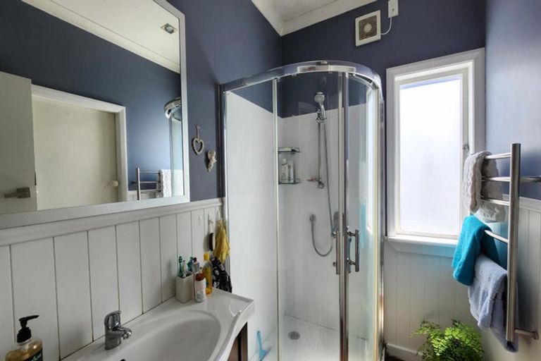 Photo of property in 104 Nicholson Road, Khandallah, Wellington, 6035