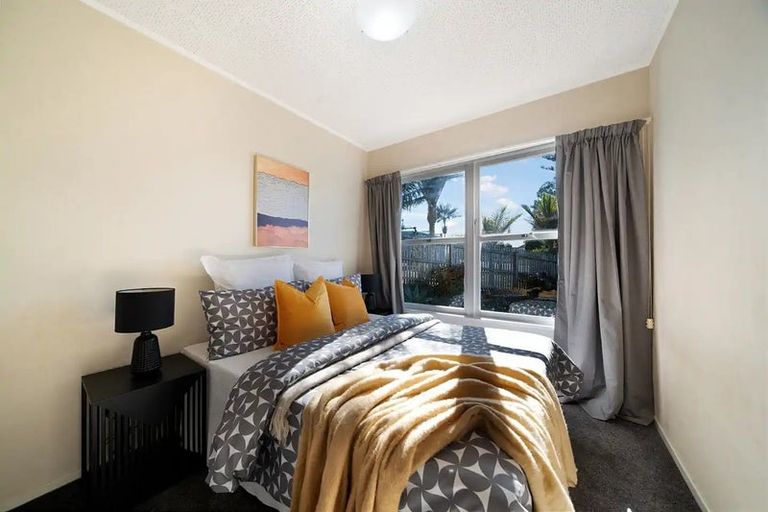 Photo of property in 28 Manhattan Heights, Glendene, Auckland, 0602