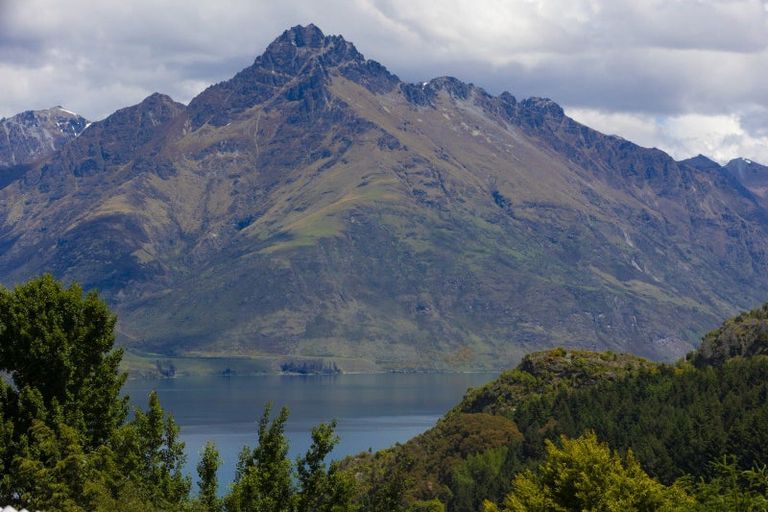 Photo of property in 6 Mackinnon Terrace, Sunshine Bay, Queenstown, 9300