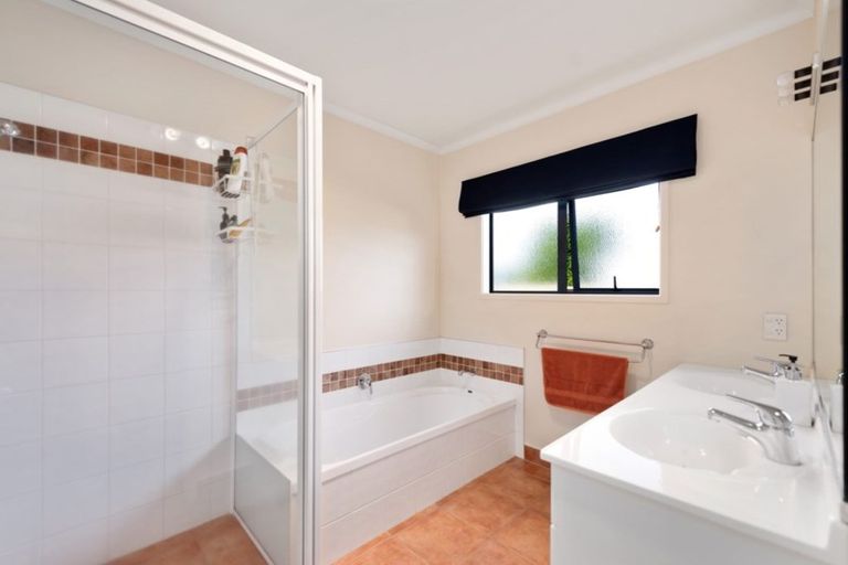 Photo of property in 25 Waipuna Grove, Welcome Bay, Tauranga, 3112