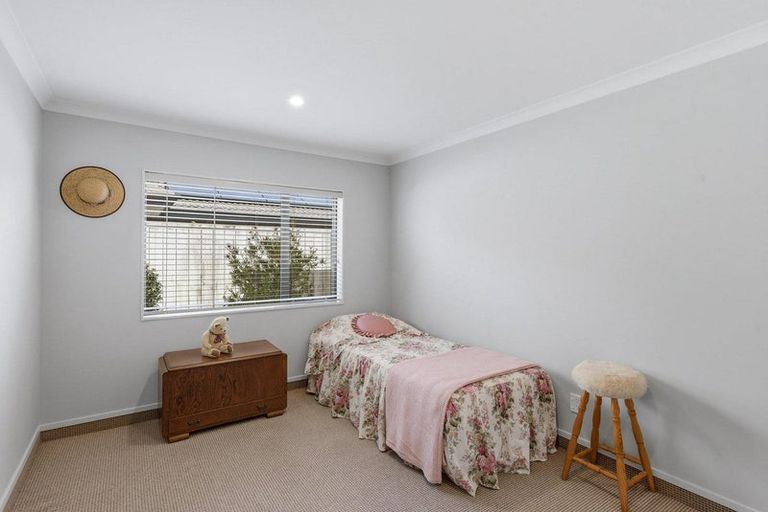 Photo of property in 2 Pearson Place, Paraparaumu, 5032